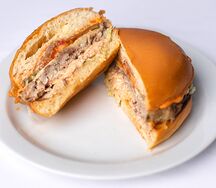 Бургер с курино-говяжьей котлетой