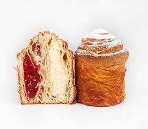 Краффин с кремом и клубничной начинкой