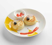 Детские сырники со сметаной и клубничным соусом