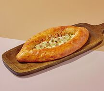 Хачапури лодочка с курочкой и соусом чкмерули