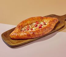 Хачапури лодочка с курочкой и ореховым соусом