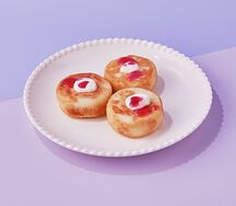 Сырники со сметаной и брусничным соусом