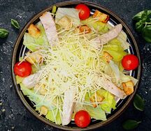 Салат Цезарь с курицей