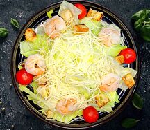 Салат Цезарь с креветками