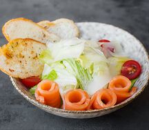 Салат Цезарь со слабосоленым лососем