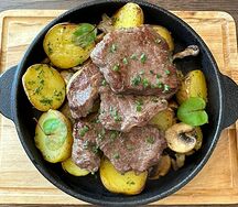Медальоны из говядины с картофелем и грибами