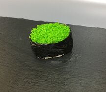 Гункан с зелёной масаго