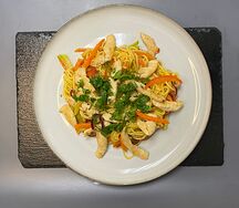 Вок с яичной лапшой и курицей