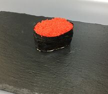 Гункан с красной масаго