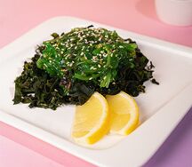 Салат Чука с ореховым соусом