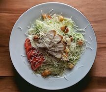 Салат Цезарь с курицей