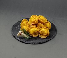 Пельмени с курицей и соусом Песто