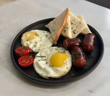 Глазунья с охотничьими колбасками и тостом