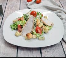 Салат Цезарь с курицей