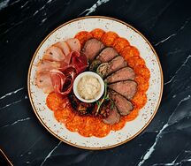 Антипасти мясных деликатесов
