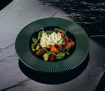 Салат с овощами и фундуком с сыром страчетелла