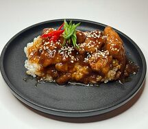 Курица Кунг-пао с острым чилийским перцем под соусом шрирача