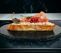 Брускетта с хамоном, трюфельным кремом и каперсами