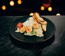 Салат Любовница Цезаря с креветками и ананасом