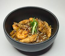 Лапша по-сингапурски с курицей и креветками под соусом карри