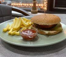 Бургер из мраморной говядины с картофелем фри и соусом
