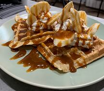 Вафли бельгийские с бананом, карамельным топпингом и сливками
