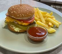 Бургер куриный с картофелем фри и соусом (кетчуп)