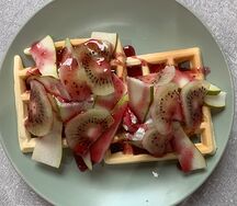 Вафли бельгийские с киви, грушей, ягодным тонингом и сливками