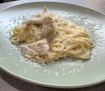 Паста с курицей в сливочном соусе