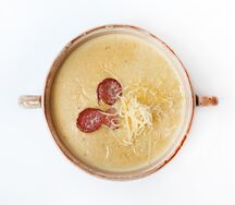 Сырный крем-суп с копчеными колбасками