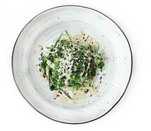 Салат Чука с ореховым соусом