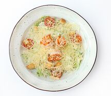 Салат Цезарь с креветками
