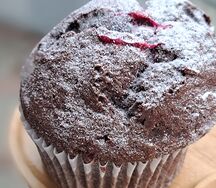 Маффин шоколадный с вишней