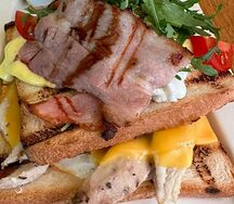 Тост с беконом и мясом