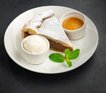 Теплый яблочный пирог