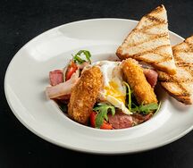 Салат с жареным сыром