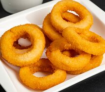 Луковые кольца с сырным соусом