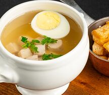 Куриный бульон с гренками