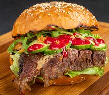 Бургер с говяжьей щечкой