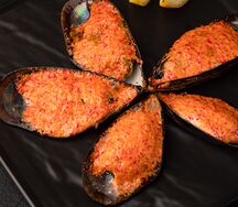 Запеченные мидии с лососем