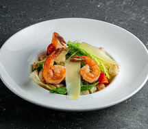 Салат Цезарь с тигровыми креветками