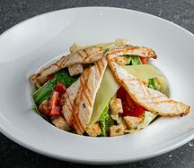 Салат Цезарь с куриной грудкой