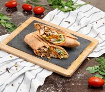 Шаурма с курицей в сырном лаваше