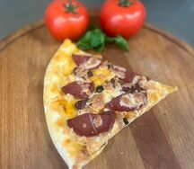 Пицца с колбасой и грибами
