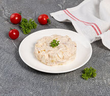 Салат с курицей, ананасом и соусом чили