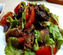 Теплый салат с куриной печенью