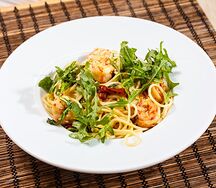 Спагетти с рукколой и креветками