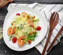 Салат Цезарь с креветками