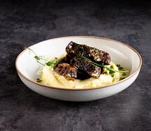 Телячьи щёчки с картофельным пюре