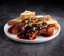 Томленые свиные рёбра в соусе барбекю